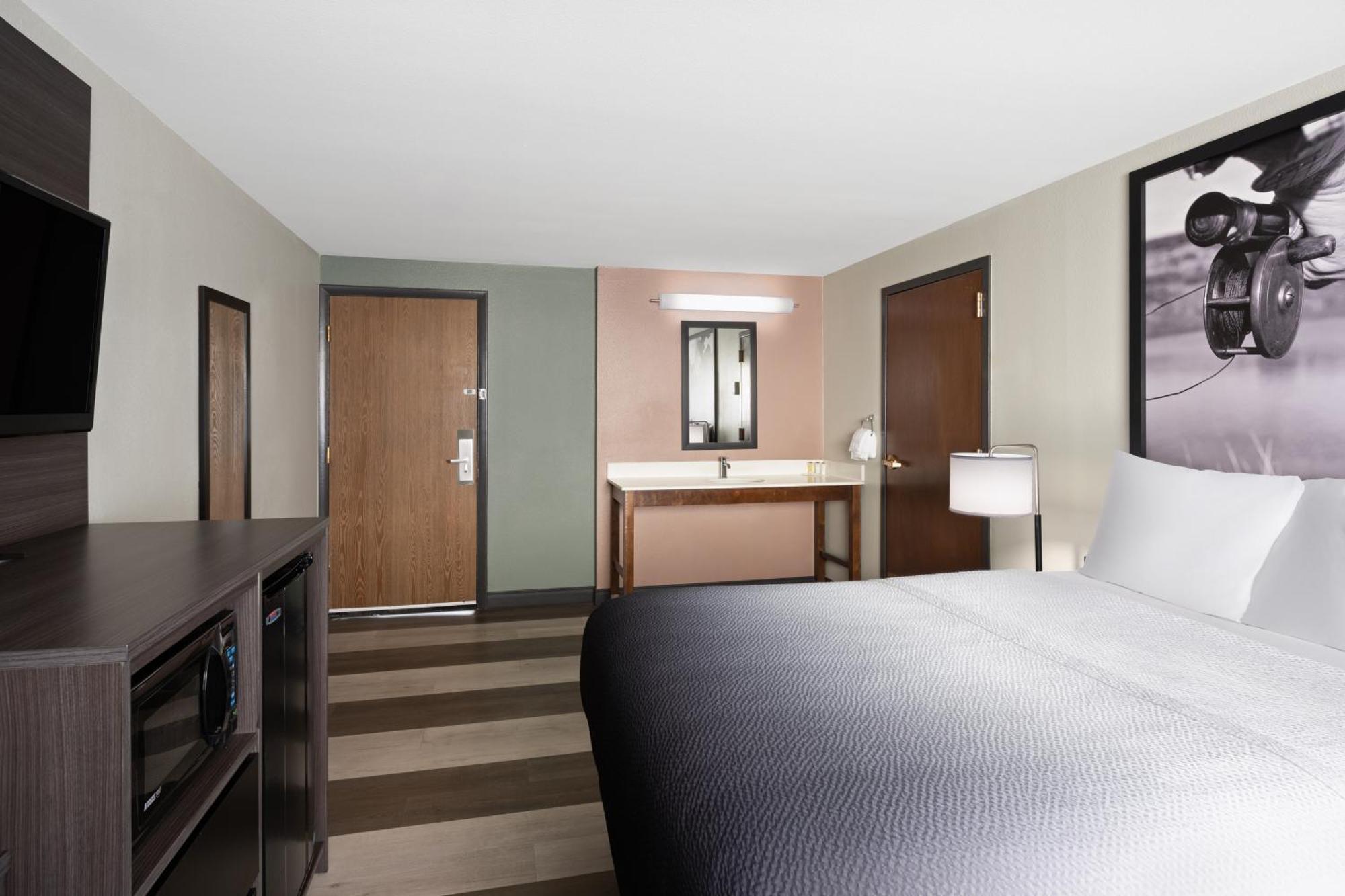 Hotel Super 8 By Wyndham Conrad Esterno foto