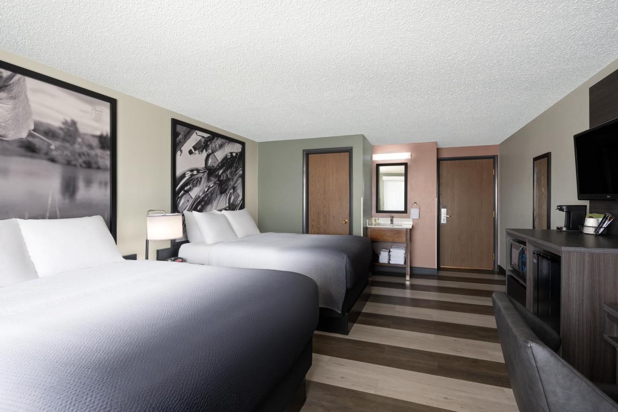 Hotel Super 8 By Wyndham Conrad Esterno foto