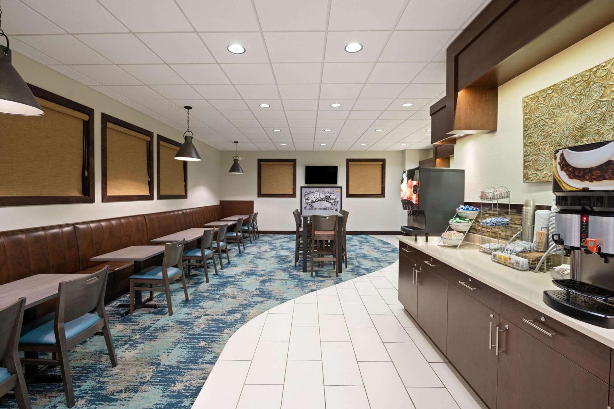 Hotel Super 8 By Wyndham Conrad Esterno foto