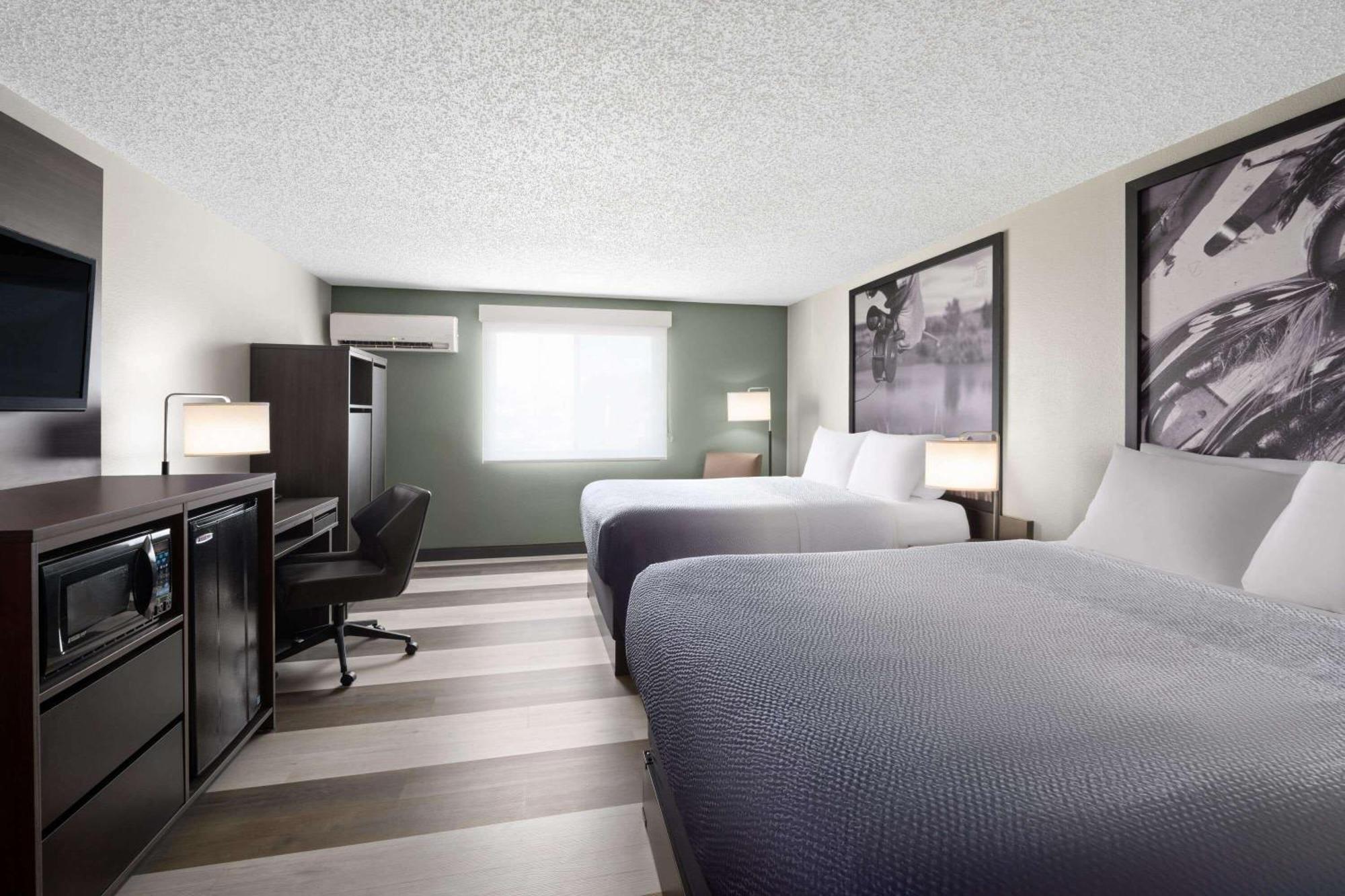 Hotel Super 8 By Wyndham Conrad Esterno foto