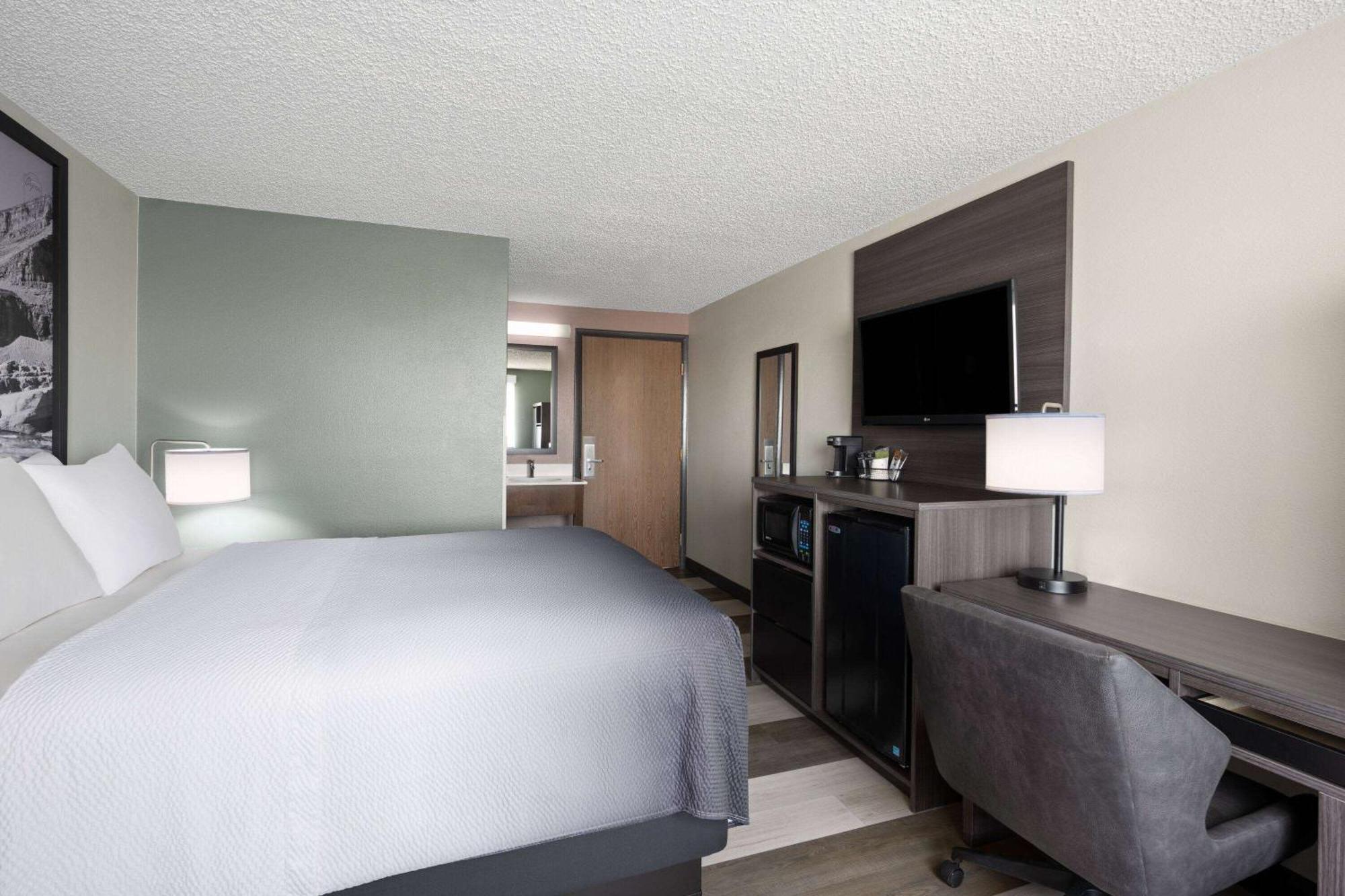 Hotel Super 8 By Wyndham Conrad Esterno foto