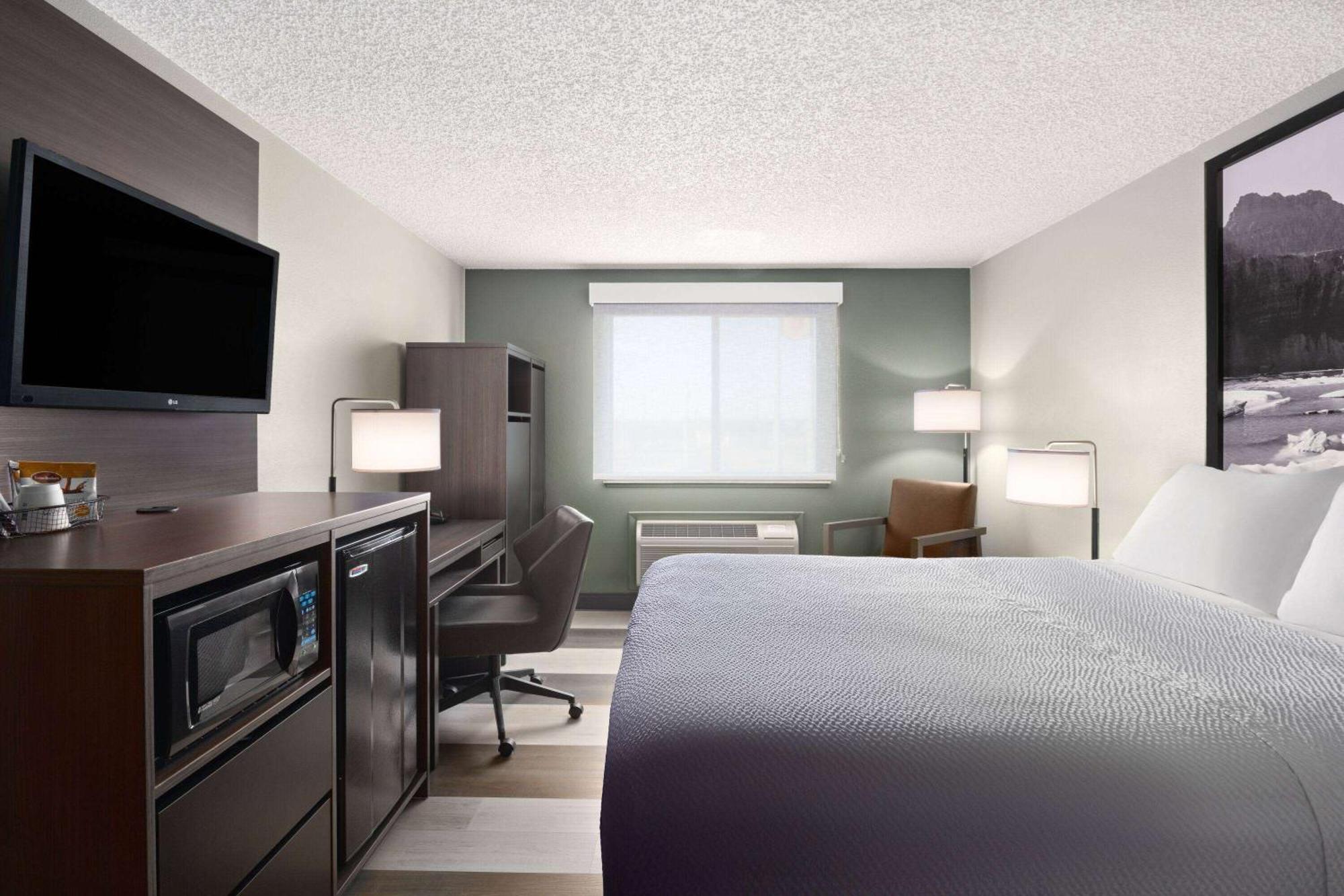 Hotel Super 8 By Wyndham Conrad Esterno foto