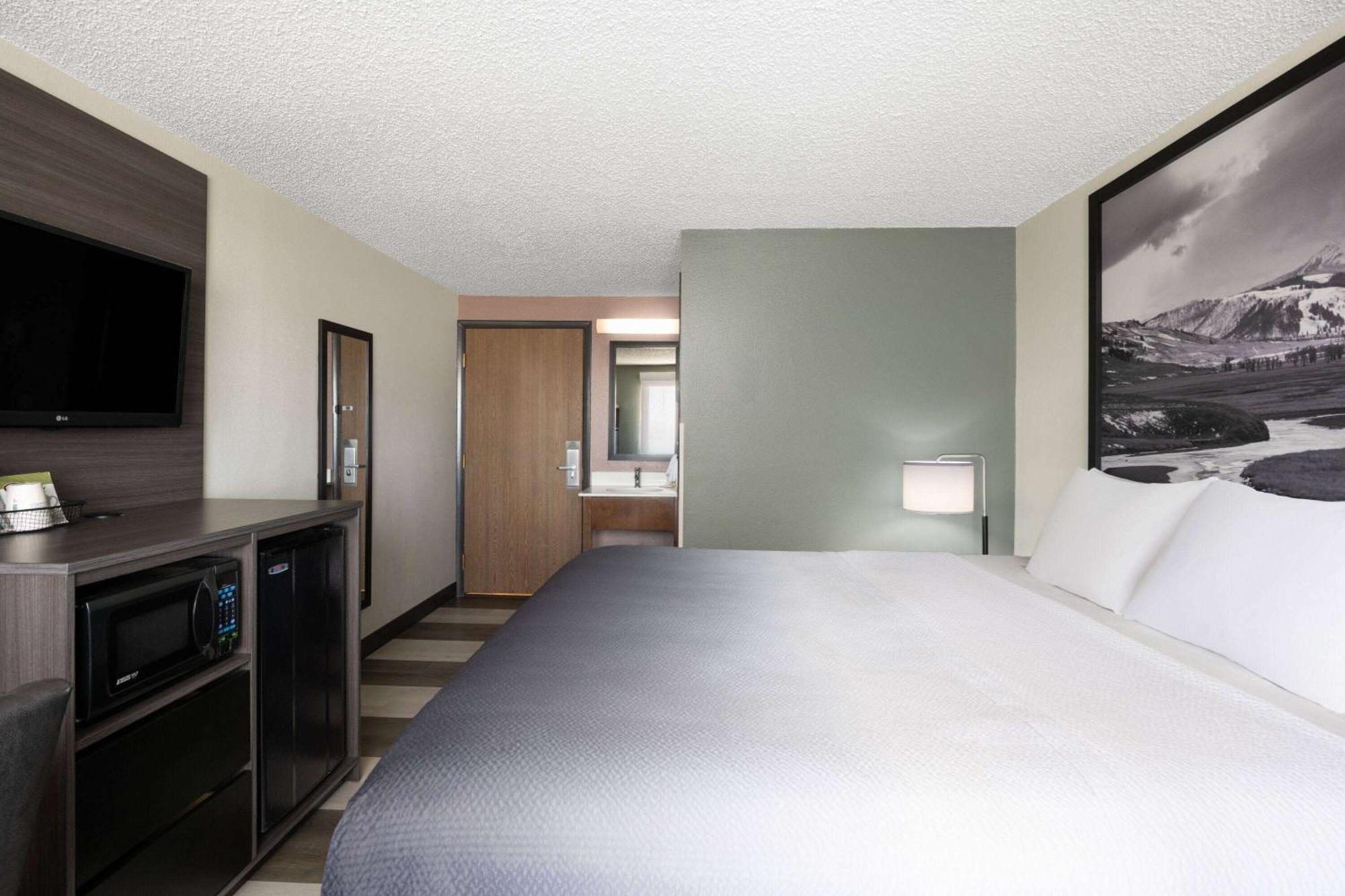 Hotel Super 8 By Wyndham Conrad Esterno foto