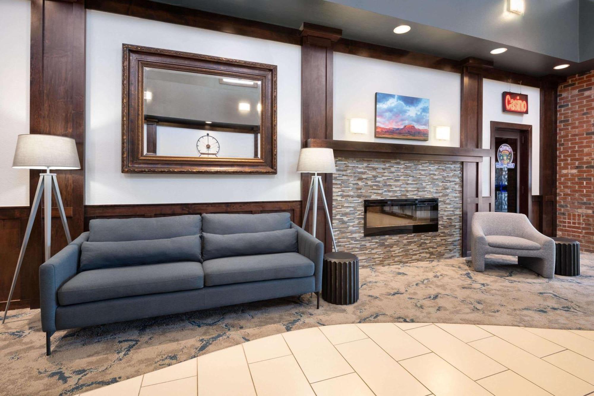 Hotel Super 8 By Wyndham Conrad Esterno foto