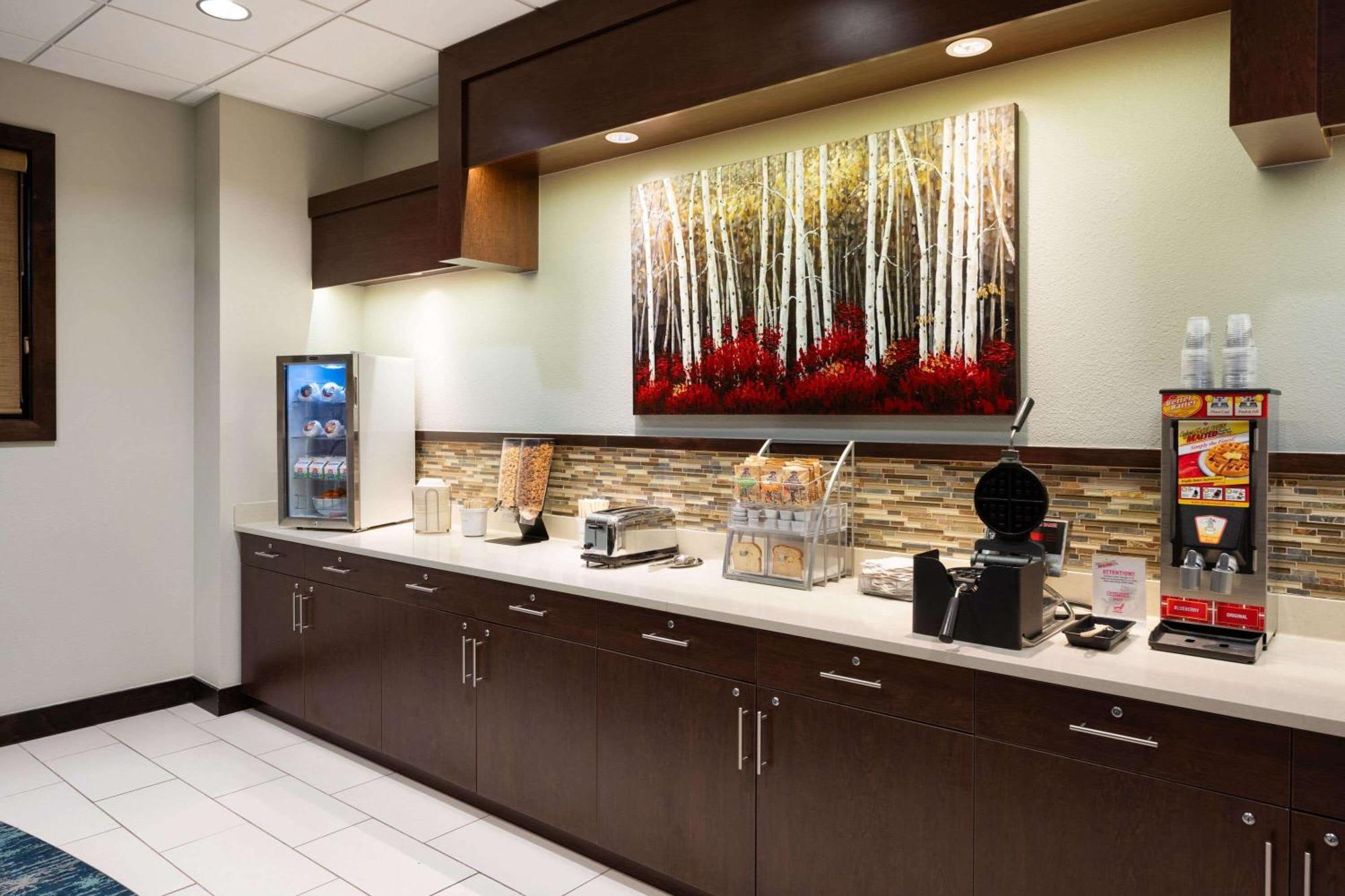 Hotel Super 8 By Wyndham Conrad Esterno foto